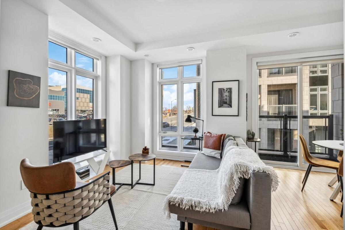 Apartment Stunning 2br Retreat, Patio & Parking Toronto