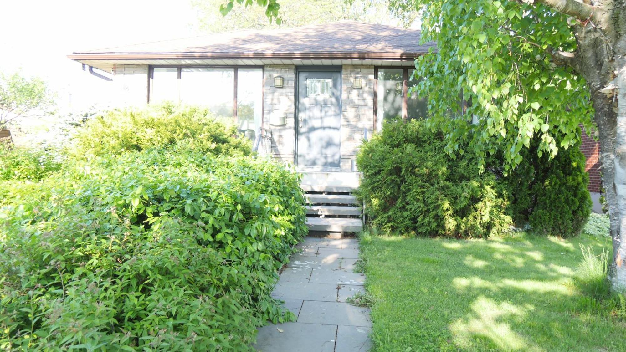 Richview Gardens Suite, 3-bdr *
