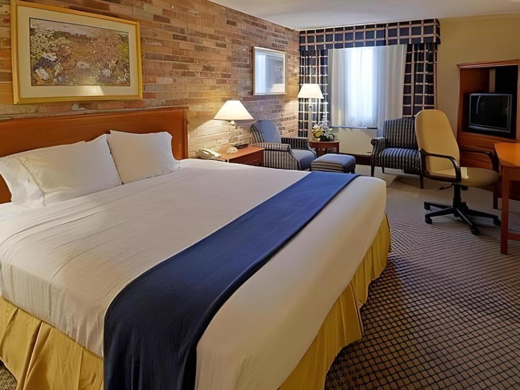 Express East - Scarborough By Ihg Hotel