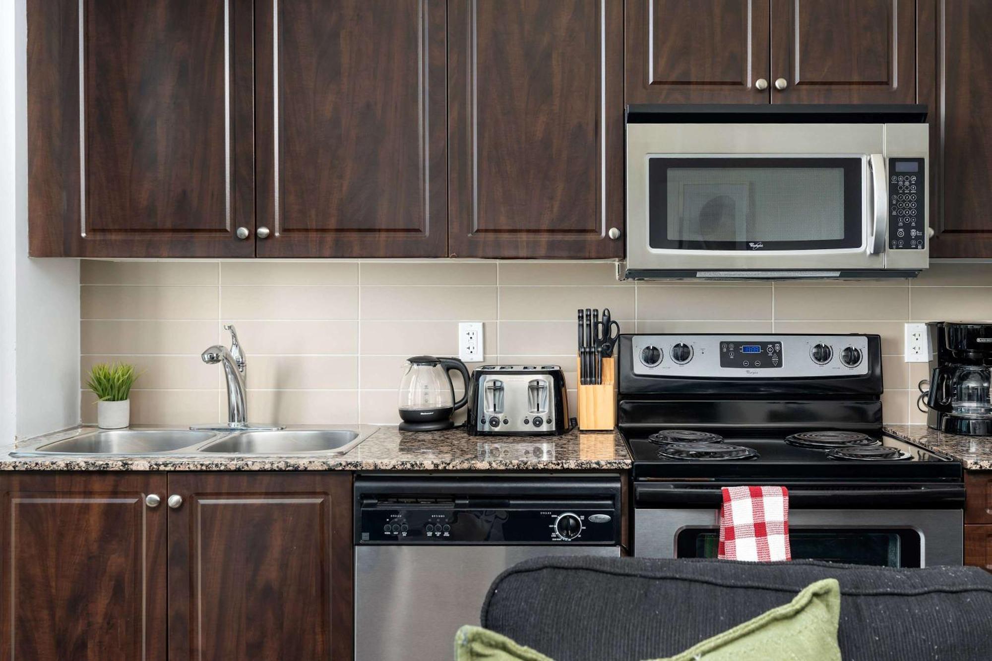 Convenient 1br Walk To Cn Tower Or Toronto