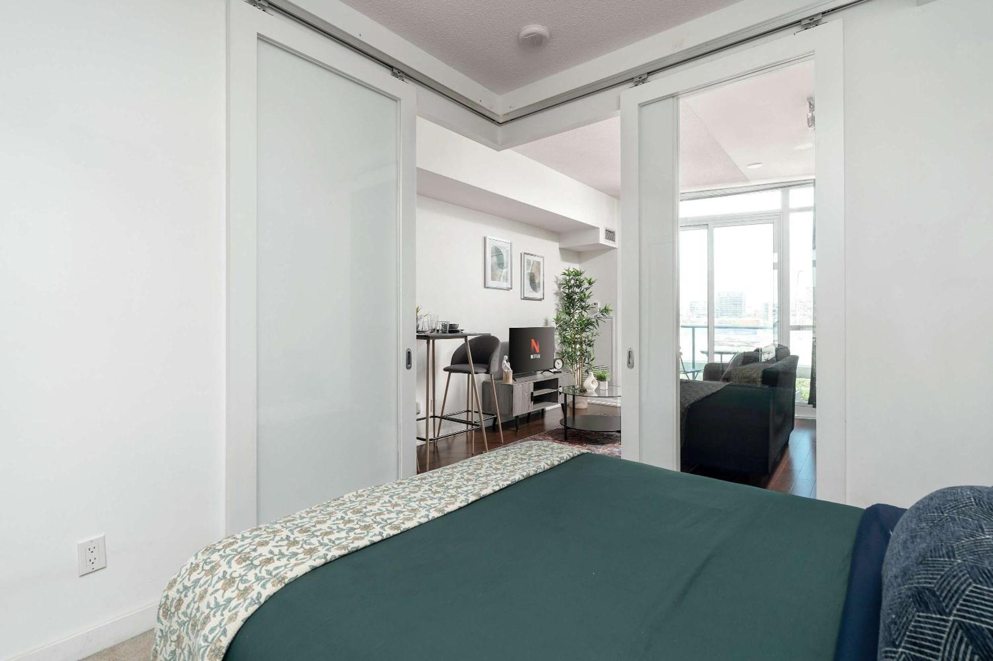 Convenient 1br Walk To Cn Tower Or