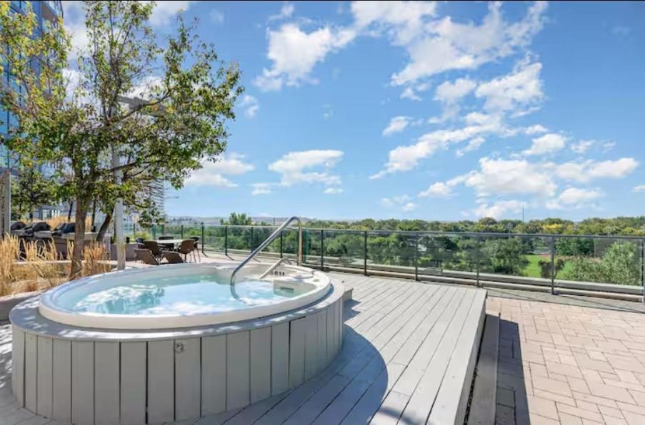 Apartment Cn Tower View With Free Parking, Pool, Gym, Free Skating, And Toronto