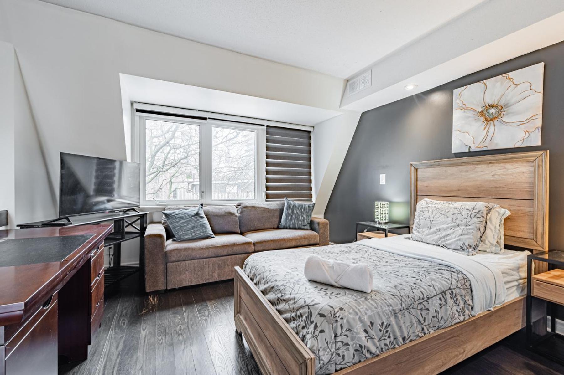 Villa Parking! 5br House! 10min Walk To Eaton Center! 7min Walk To Yongedundas Subway Station! Toronto