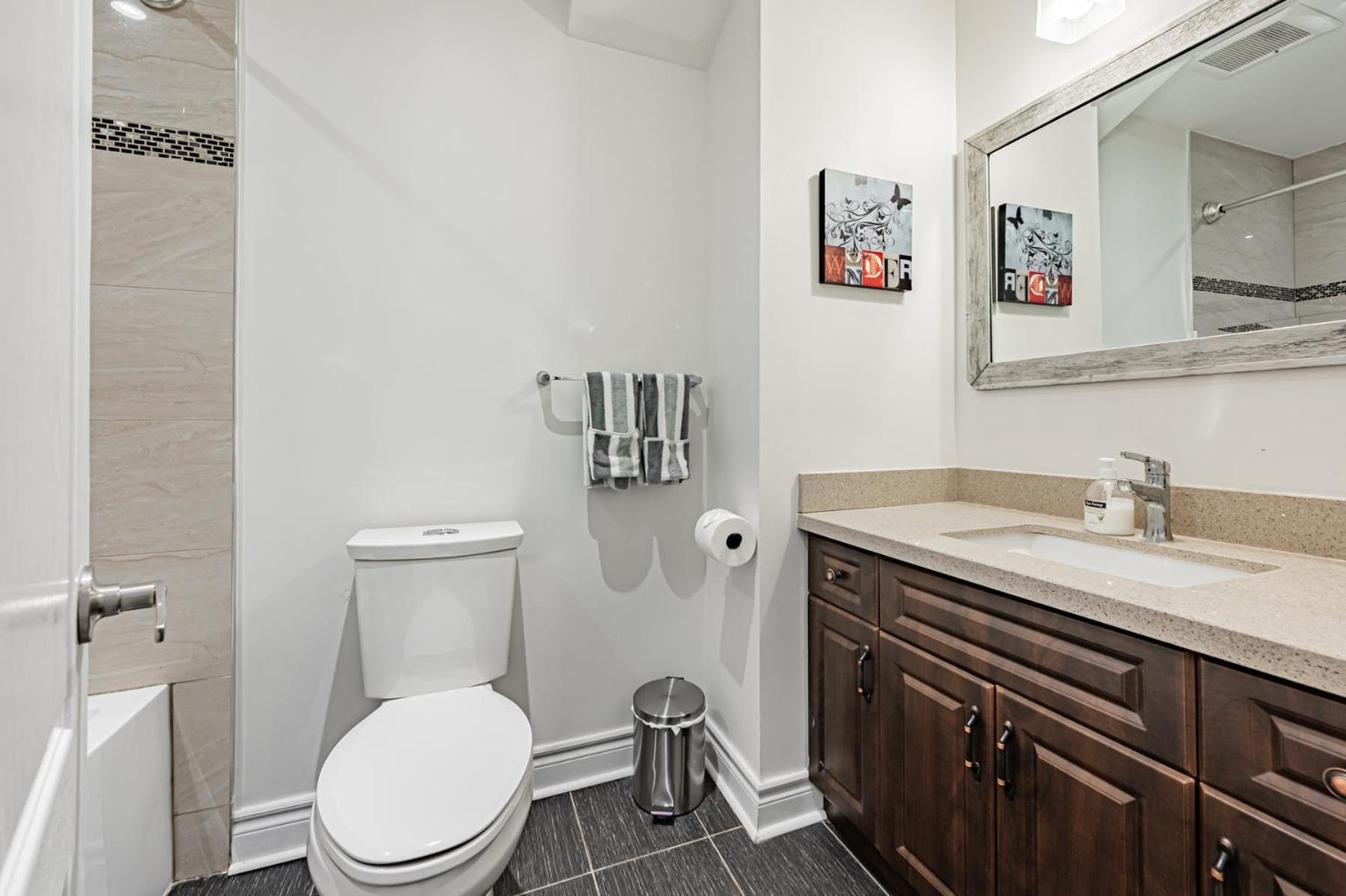 Parking! 5br House! 10min Walk To Eaton Center! 7min Walk To Yongedundas Subway Station!