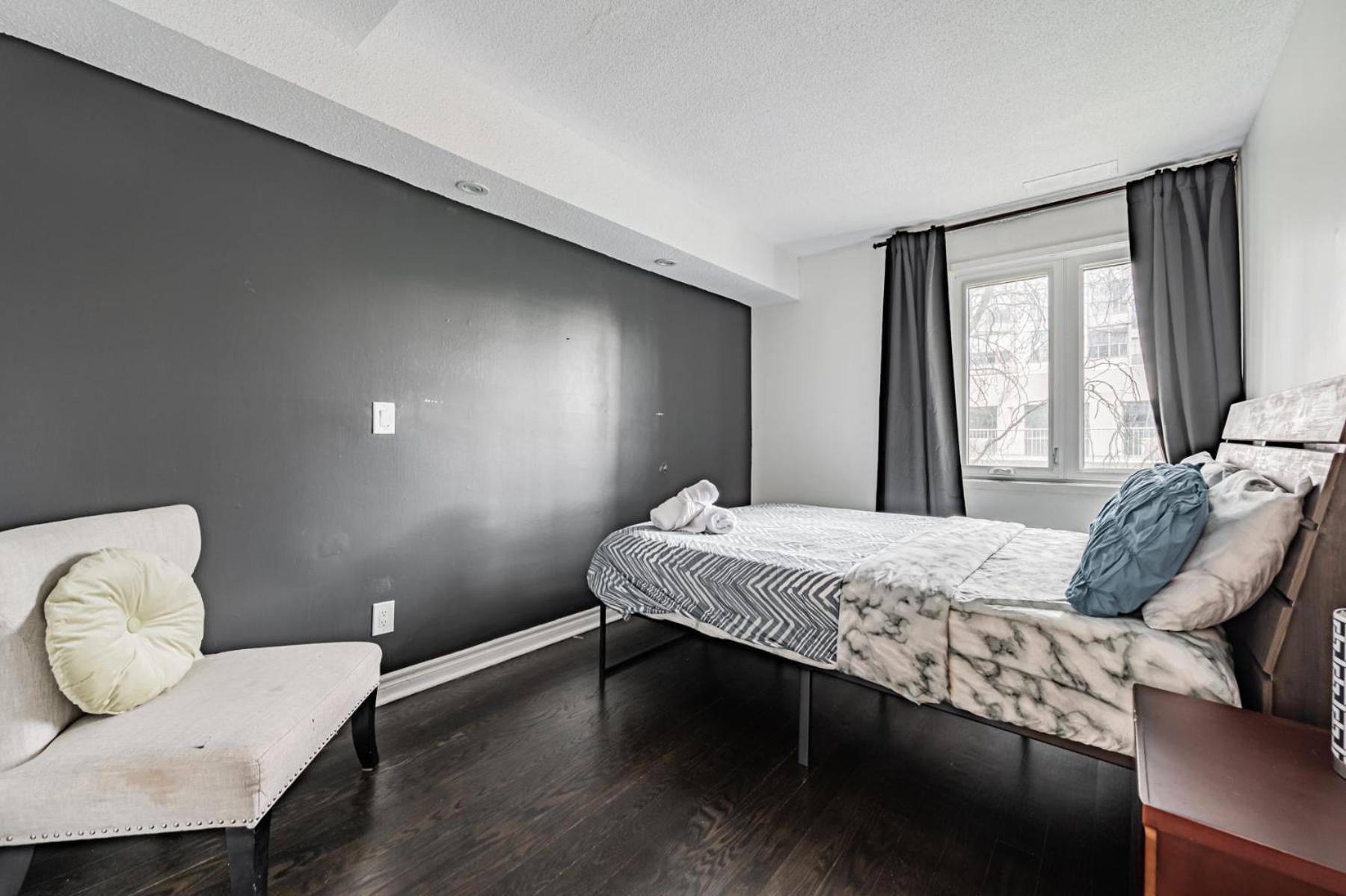 Parking! 5br House! 10min Walk To Eaton Center! 7min Walk To Yongedundas Subway Station! Villa