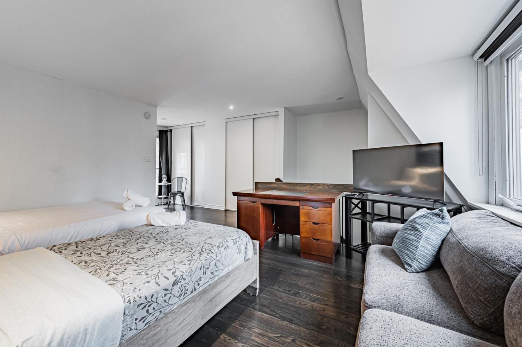 Villa Parking! 5br House! 10min Walk To Eaton Center! 7min Walk To Yongedundas Subway Station! *