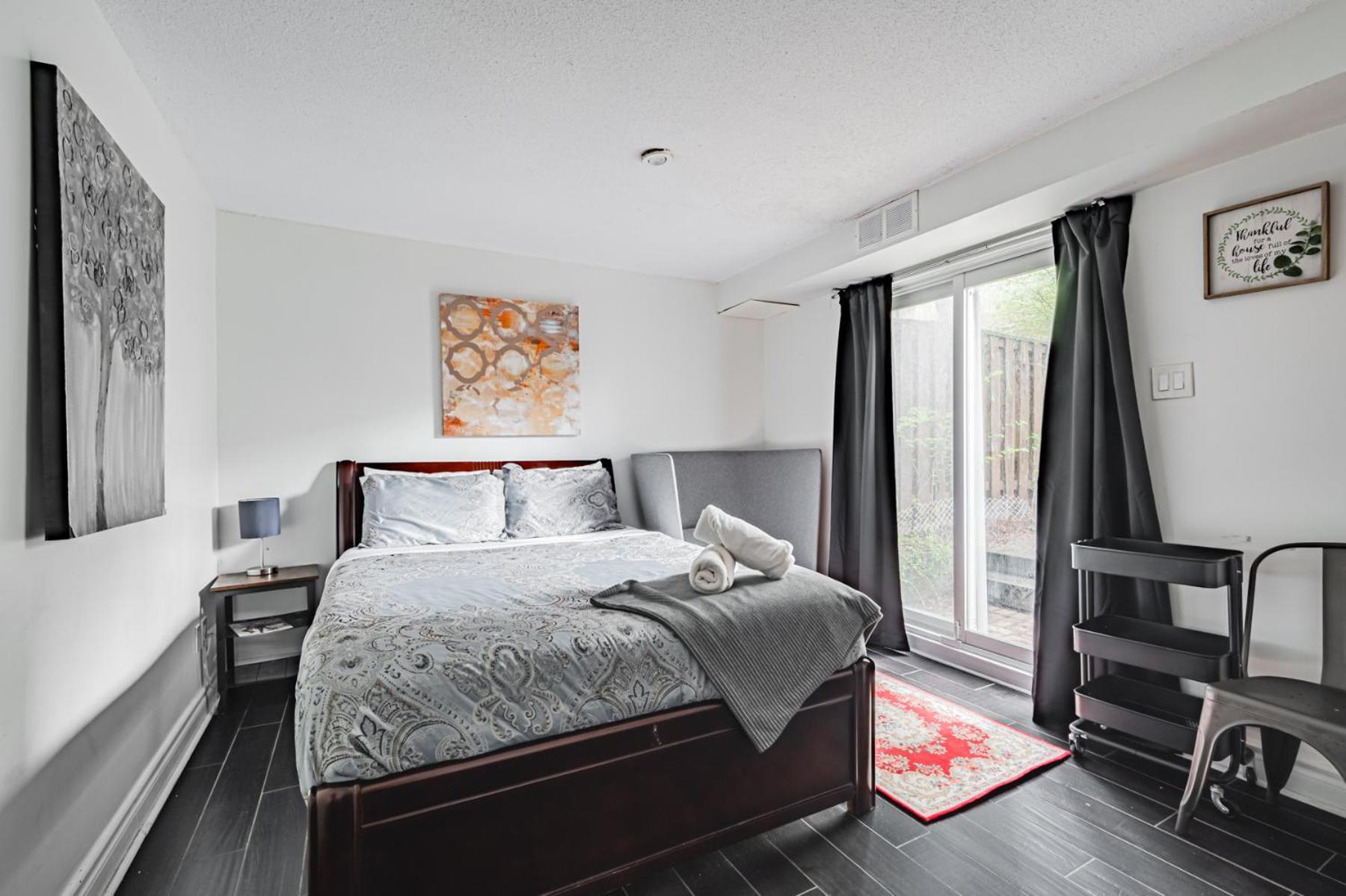 Villa Parking! 5br House! 10min Walk To Eaton Center! 7min Walk To Yongedundas Subway Station! Toronto