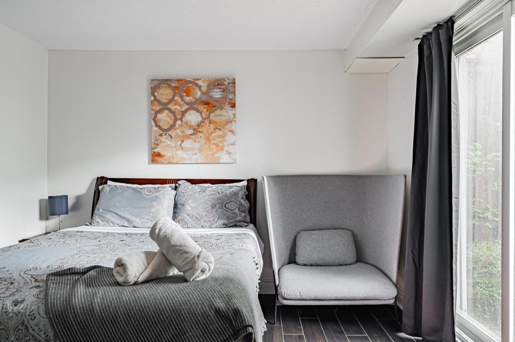 Parking! 5br House! 10min Walk To Eaton Center! 7min Walk To Yongedundas Subway Station! Villa