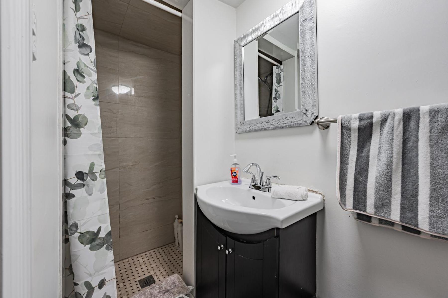 Villa Parking! 5br House! 10min Walk To Eaton Center! 7min Walk To Yongedundas Subway Station! Toronto