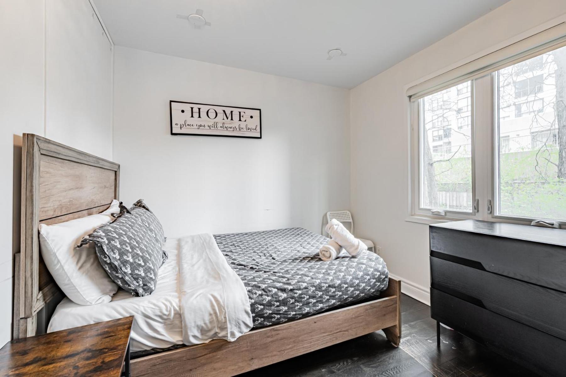 Parking! 5br House! 10min Walk To Eaton Center! 7min Walk To Yongedundas Subway Station! Toronto