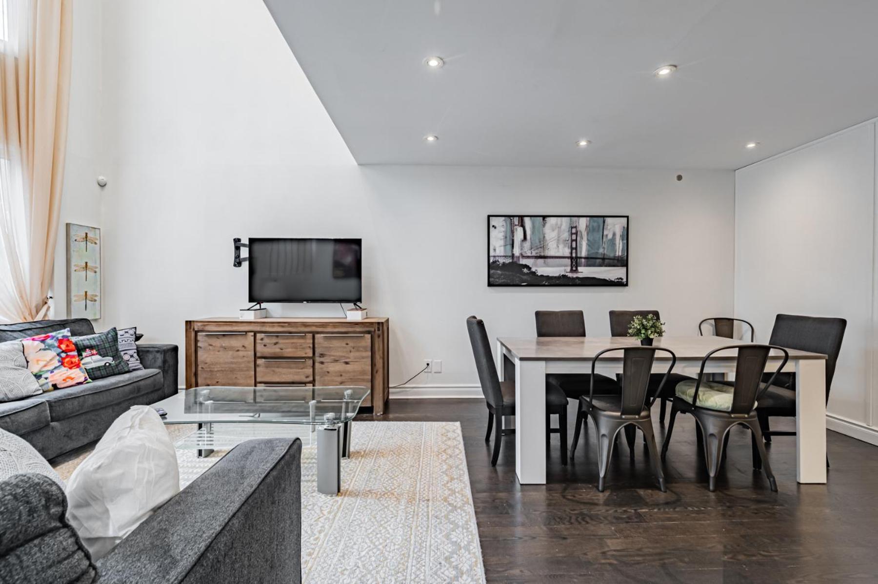 Villa Parking! 5br House! 10min Walk To Eaton Center! 7min Walk To Yongedundas Subway Station! Toronto