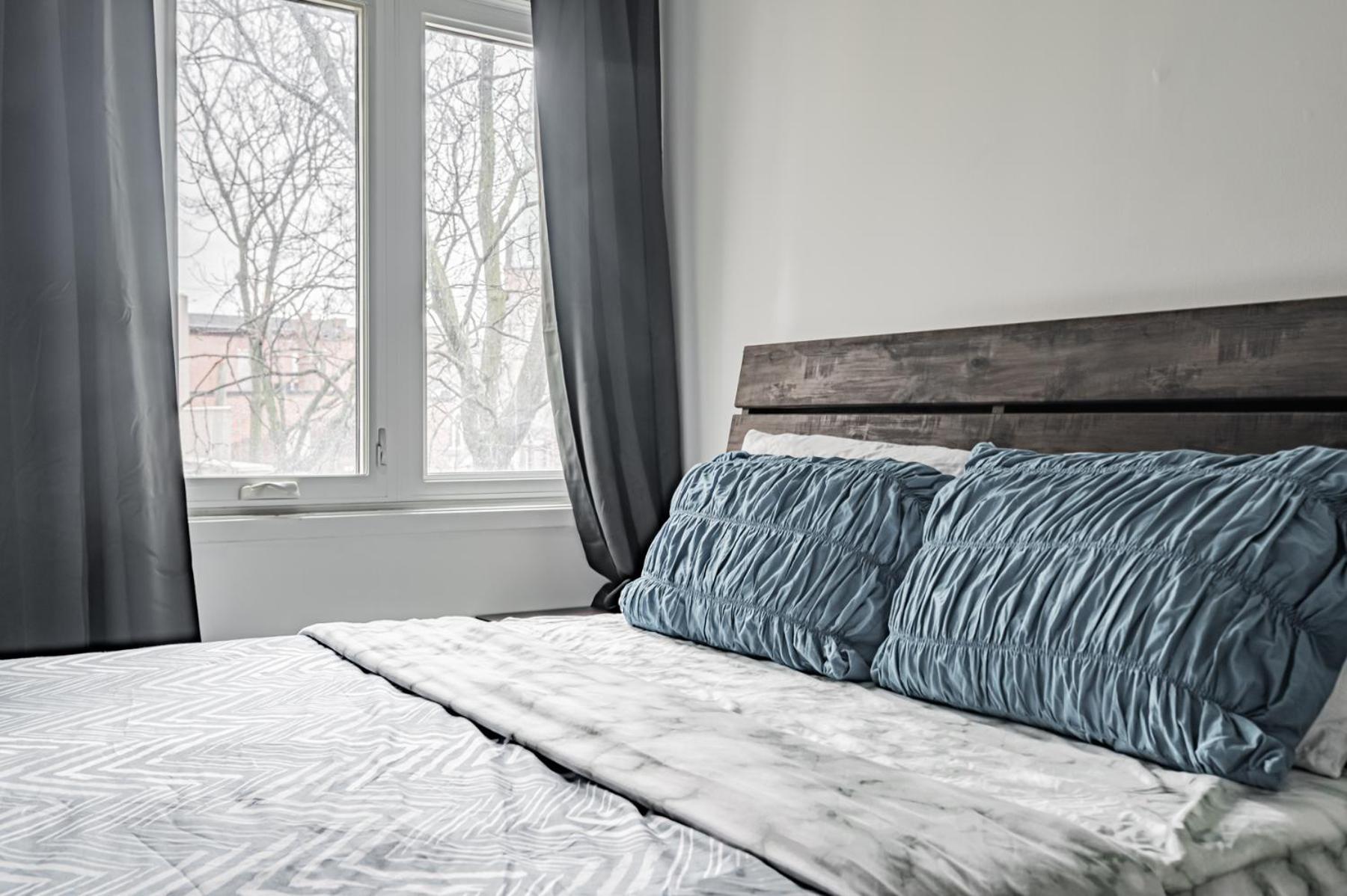 Parking! 5br House! 10min Walk To Eaton Center! 7min Walk To Yongedundas Subway Station! *