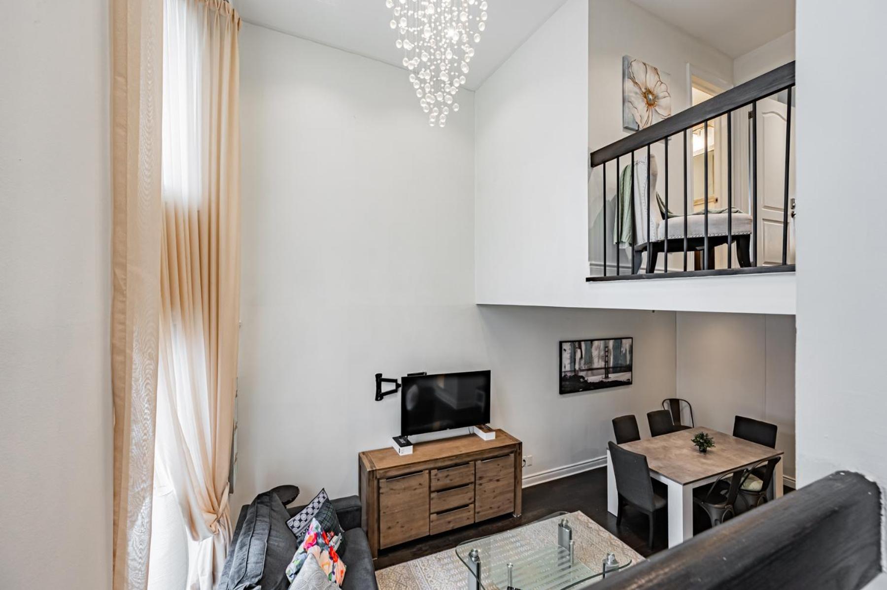 Villa Parking! 5br House! 10min Walk To Eaton Center! 7min Walk To Yongedundas Subway Station! *