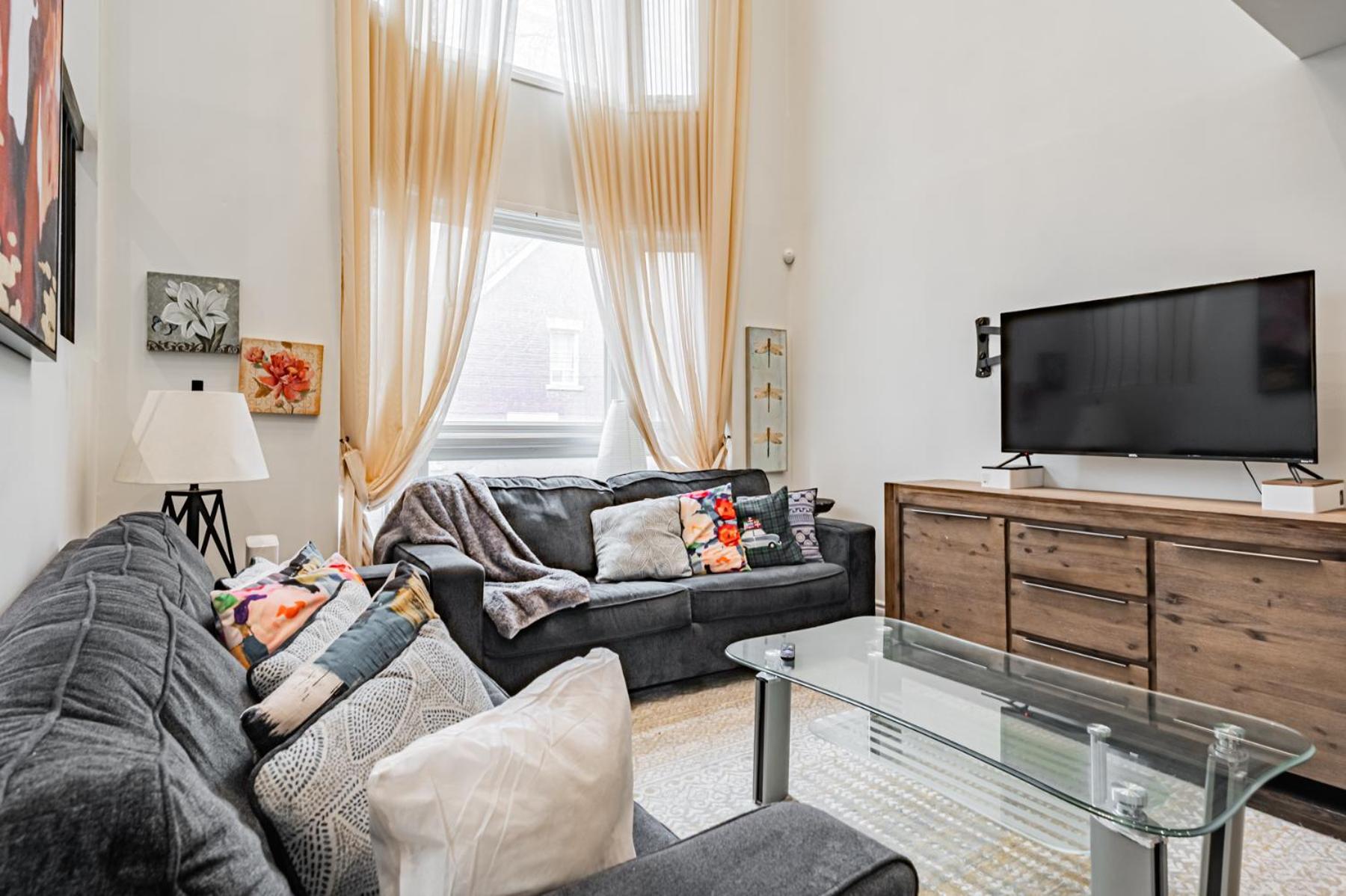 Parking! 5br House! 10min Walk To Eaton Center! 7min Walk To Yongedundas Subway Station! Toronto