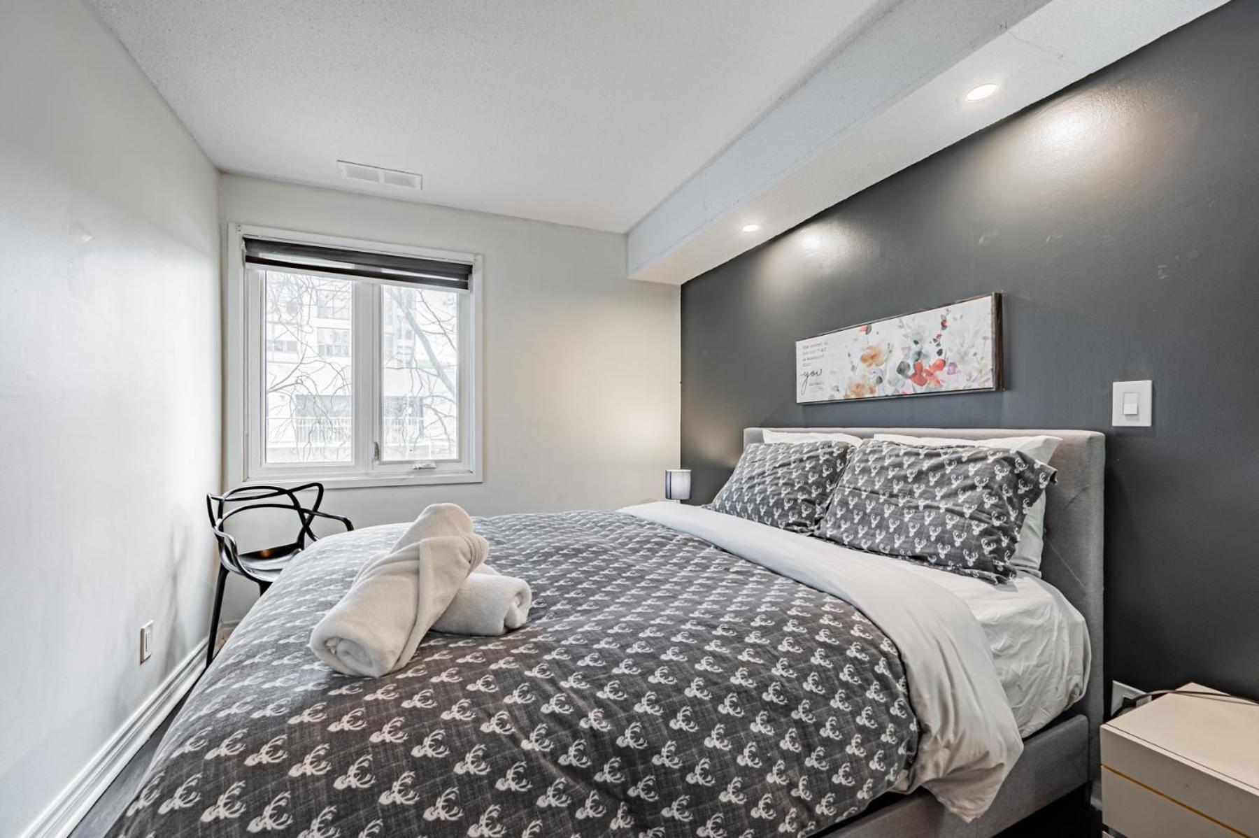 Villa Parking! 5br House! 10min Walk To Eaton Center! 7min Walk To Yongedundas Subway Station! *