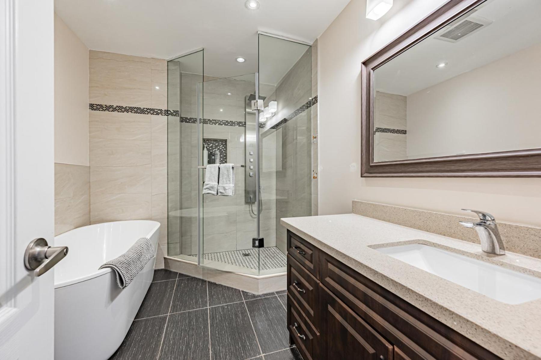 Parking! 5br House! 10min Walk To Eaton Center! 7min Walk To Yongedundas Subway Station! Villa Toronto