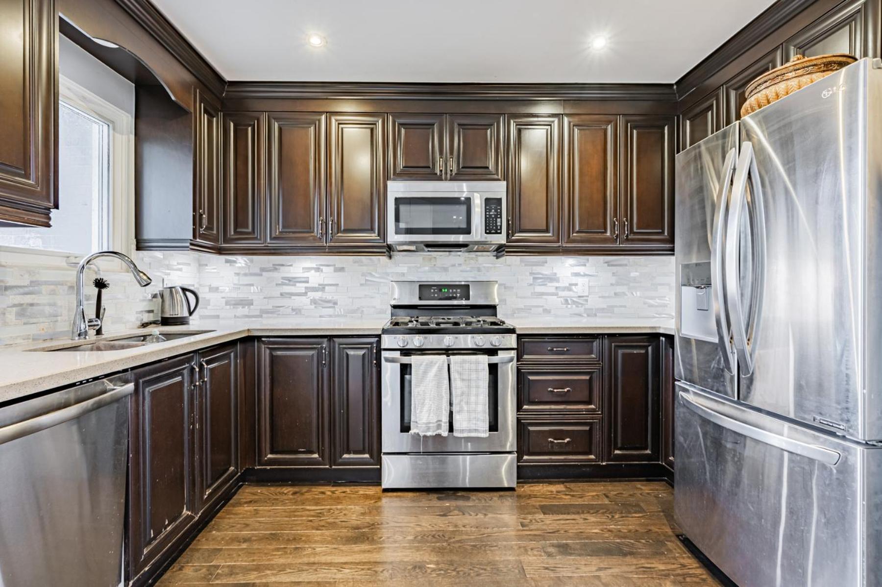 Parking! 5br House! 10min Walk To Eaton Center! 7min Walk To Yongedundas Subway Station! *