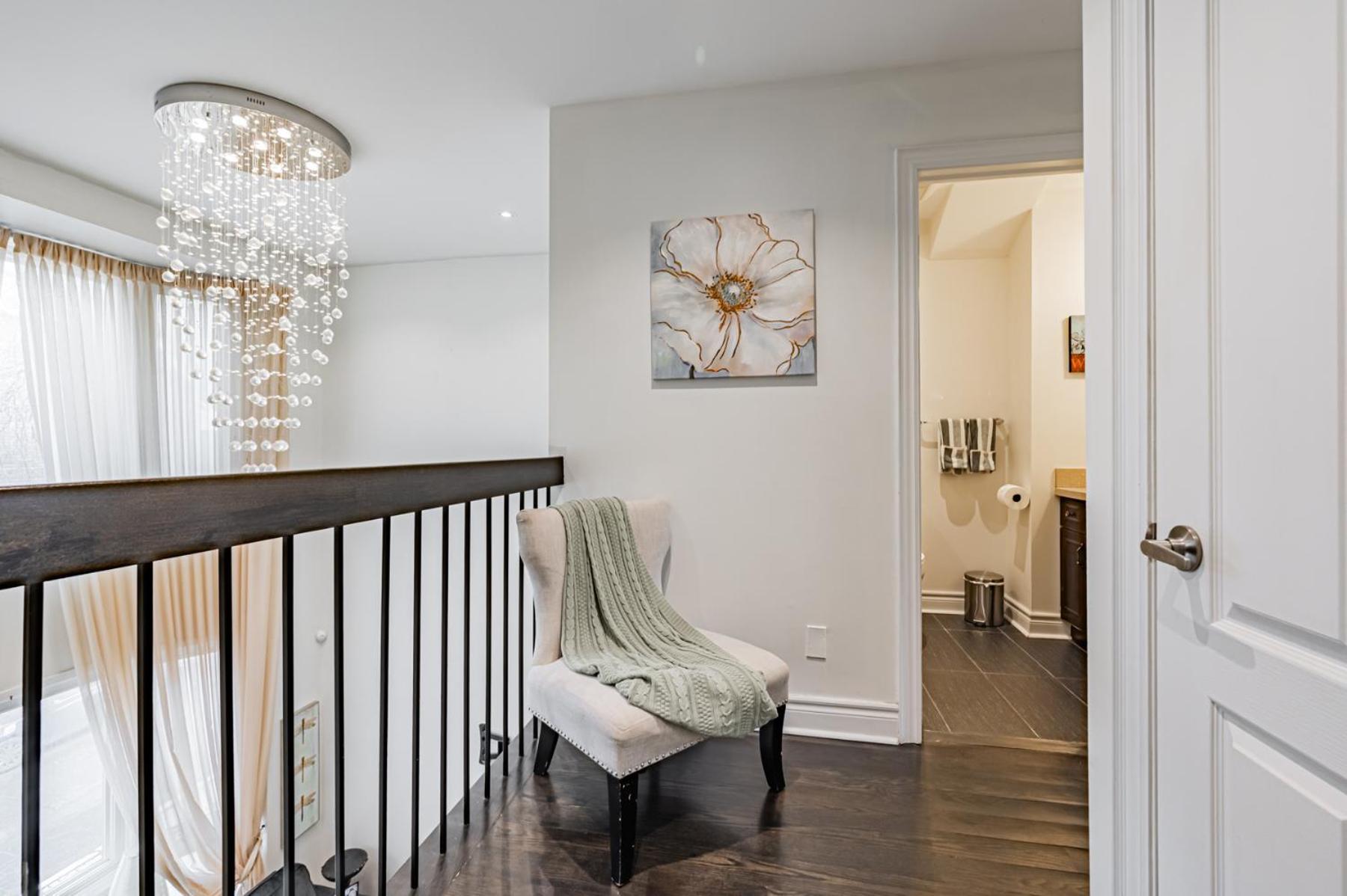 Parking! 5br House! 10min Walk To Eaton Center! 7min Walk To Yongedundas Subway Station! Villa