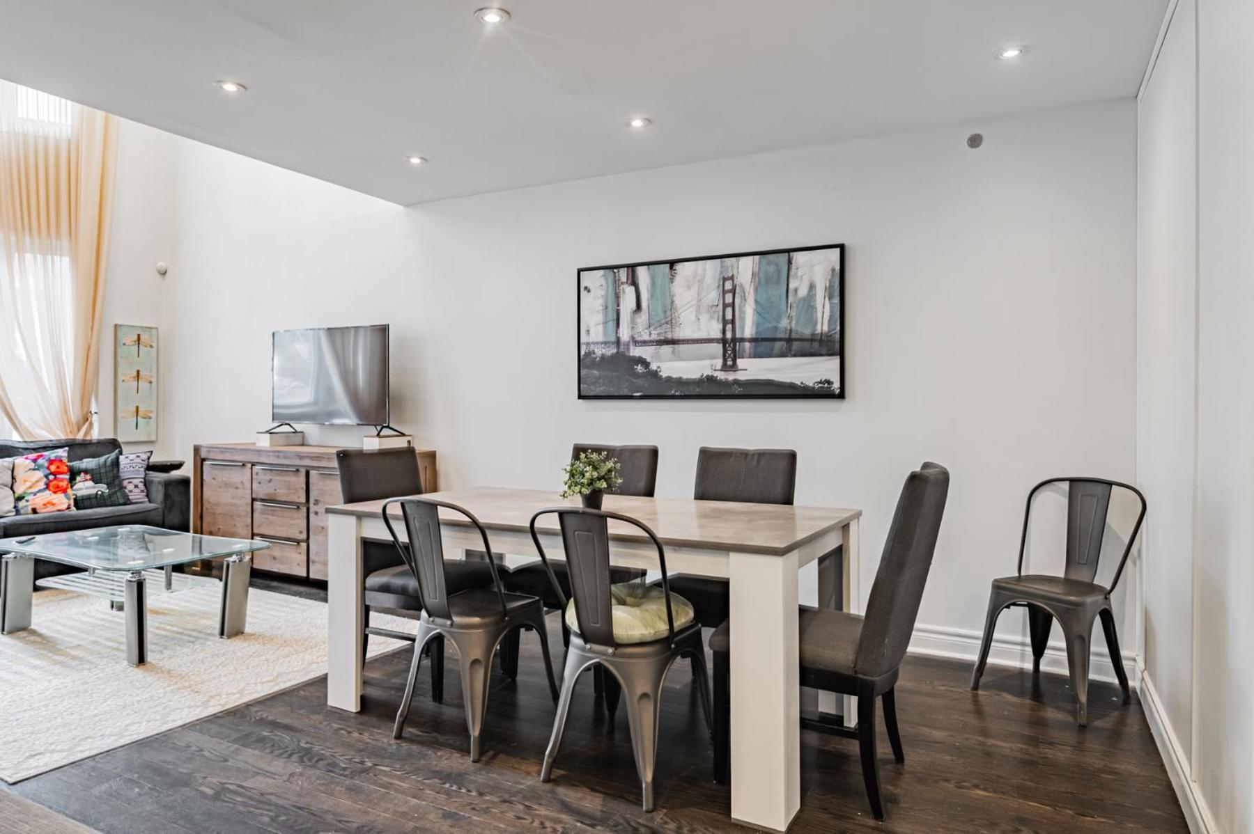 Villa Parking! 5br House! 10min Walk To Eaton Center! 7min Walk To Yongedundas Subway Station!