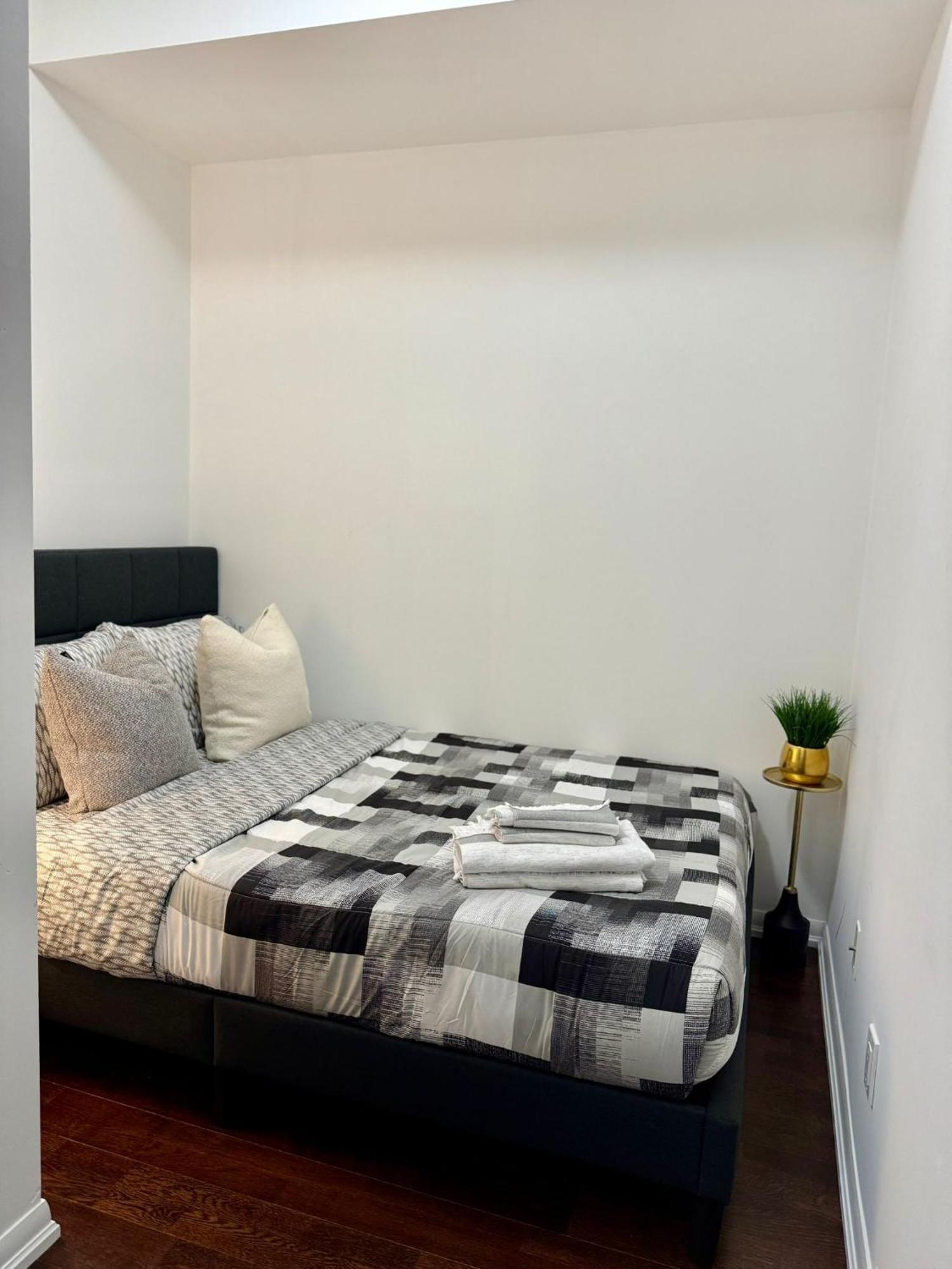 Precious 2br Den In The Heart Of Apartment *