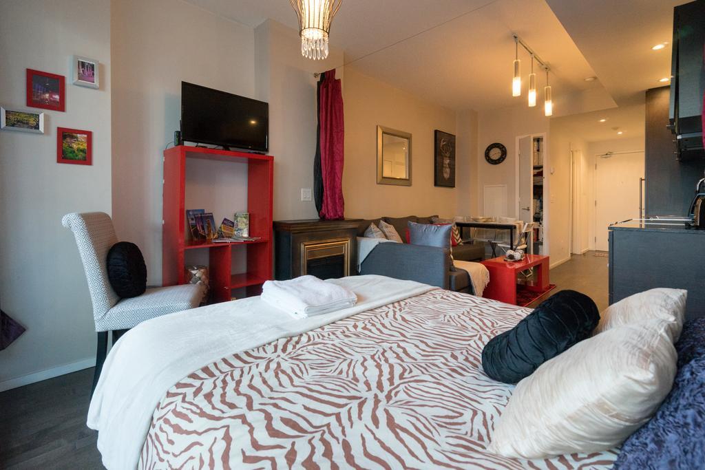Applewood Suites - Entertainment District Studio Apartment *