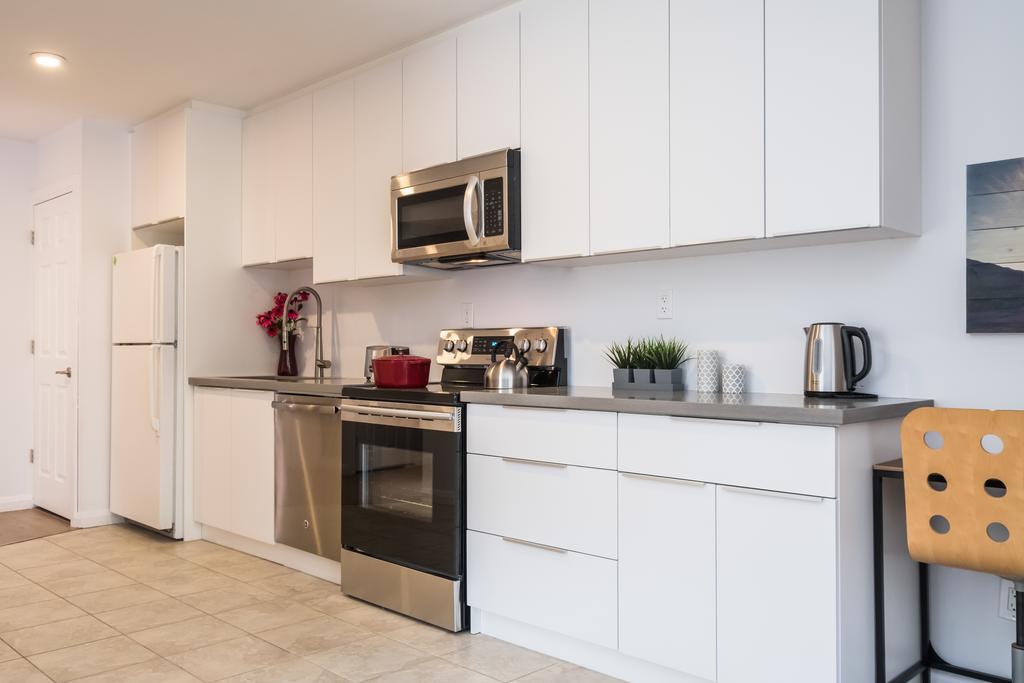 Quickstay - Chic & 3-bedroom In Little Italy Holiday home Toronto