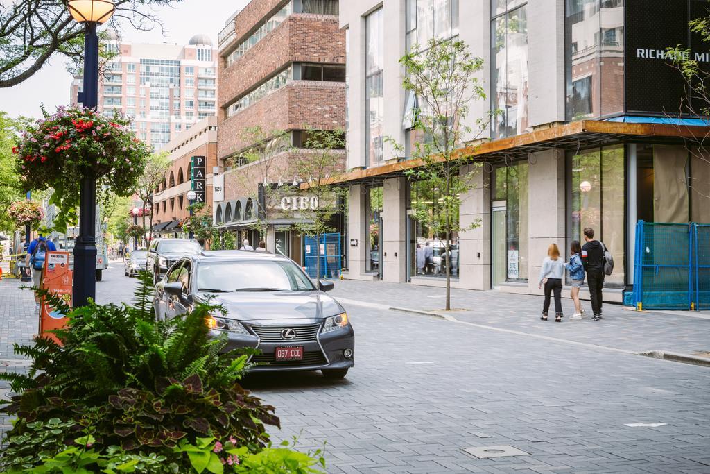 Luxury In Yorkville Apartment