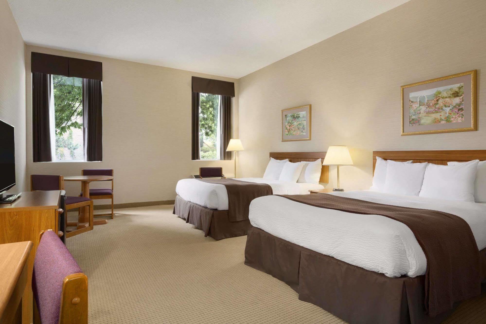 Days By Wyndham East Beaches Hotel Toronto