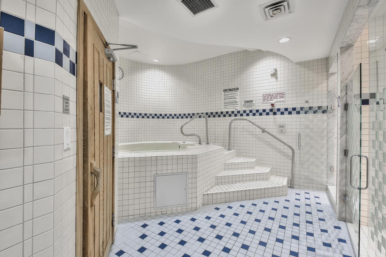 Luxury - Qwest Apartment Toronto