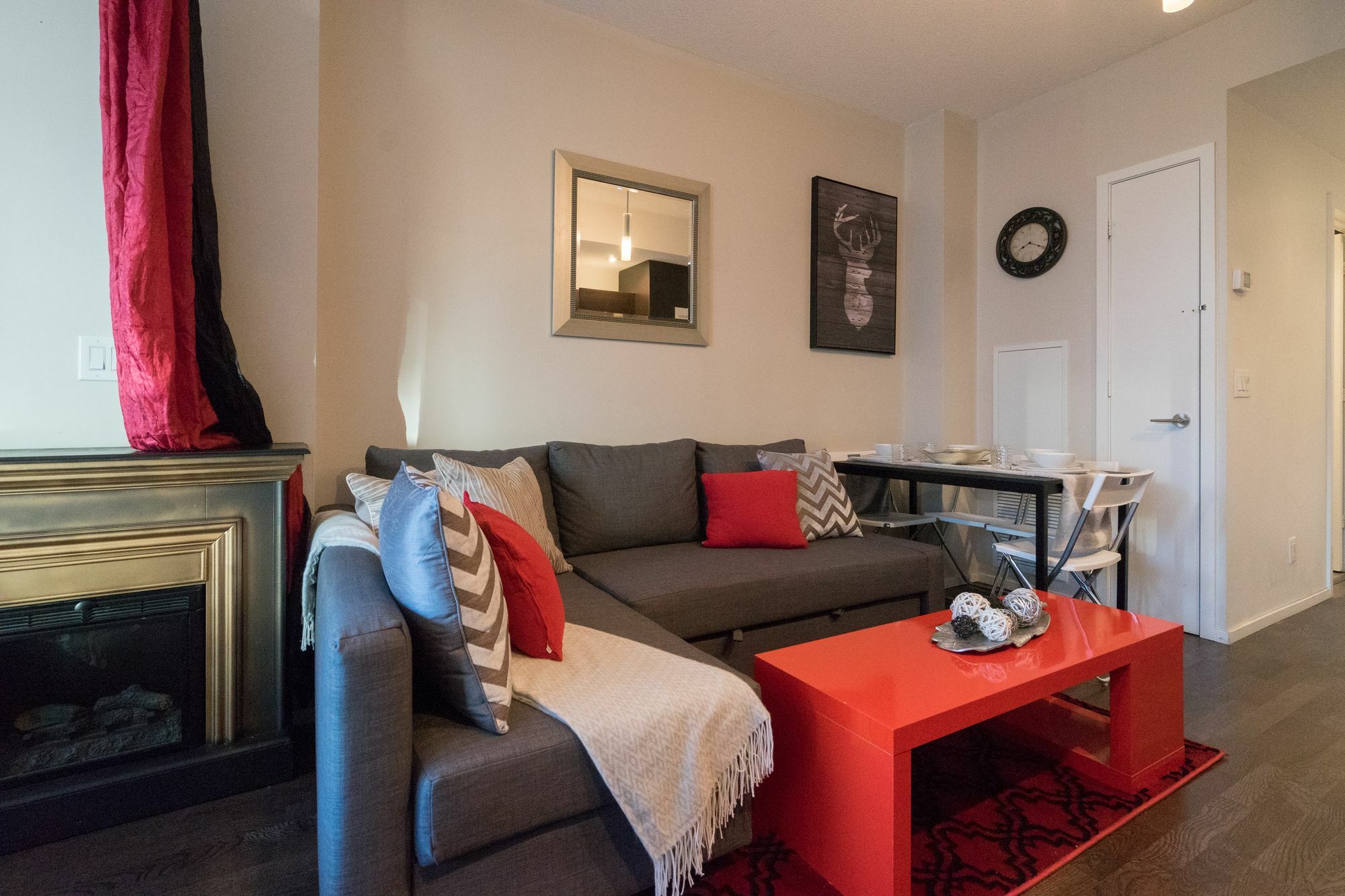 Applewood Suites - Entertainment District Studio Apartment *