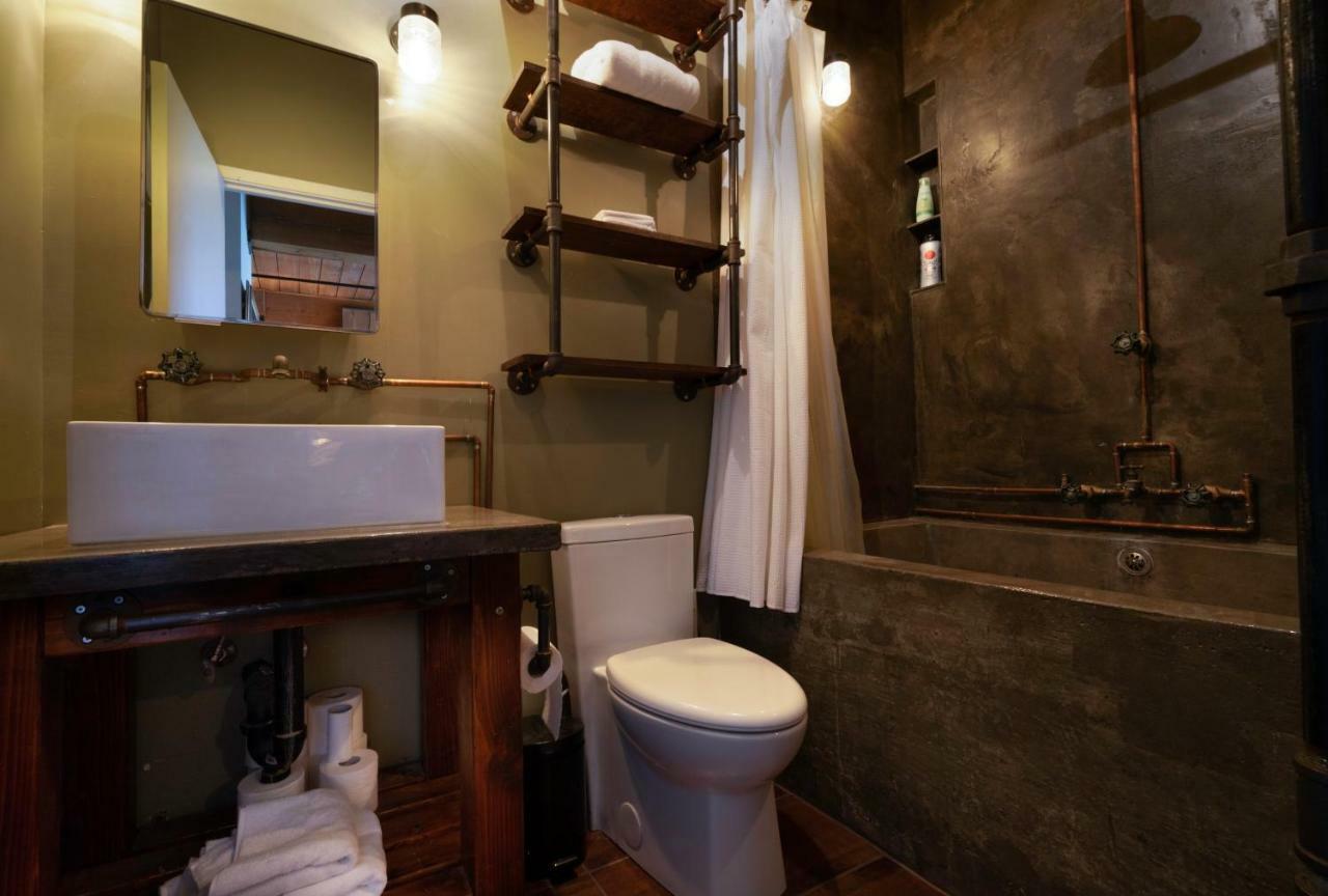 Rustic 1 Bedroom Loft In Queen Street West Apartment Toronto