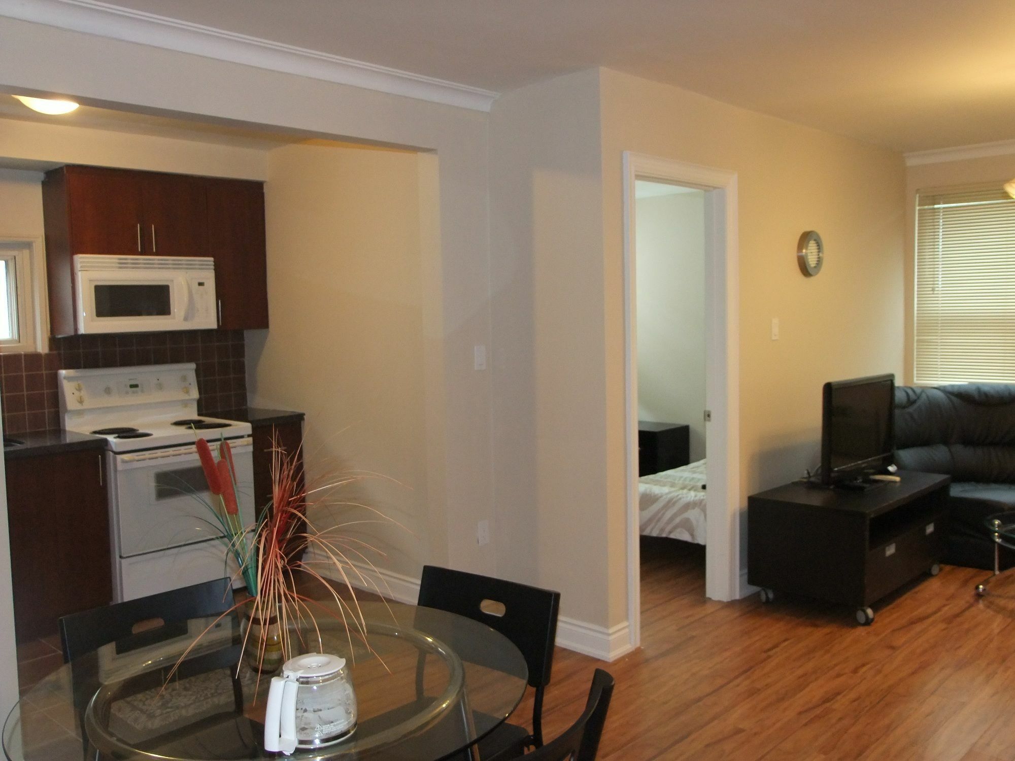 Hotel Kashaneh - 25 Greenbriar Toronto