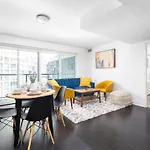 Upscale & Modern 2Bd + Den 2Ba Heart Of Downtown!