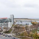 1 Bdrm Condo With Lakeshore Views Free Parking In Downtown Toronto