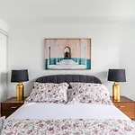Stylish 1Br + Office Condo - Cn Tower View
