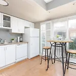 Liberty Village Home 5 Mins To Lakeshore!
