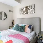 Spacious Corner Apartment Downtown Toronto