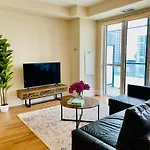 Central Toronto Suite - Free Parking, City Views, Near Cn Tower
