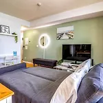 Spacious Condo Next To Cn Tower