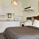 Days Inn By Wyndham Toronto East Beaches