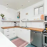 Applewood Suites - Queen West
