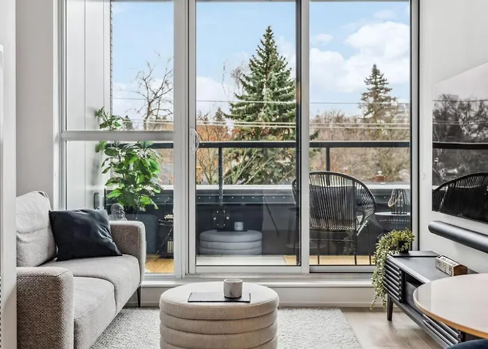 Designer Yonge & Eglinton Gem, Parking, 65 Tv