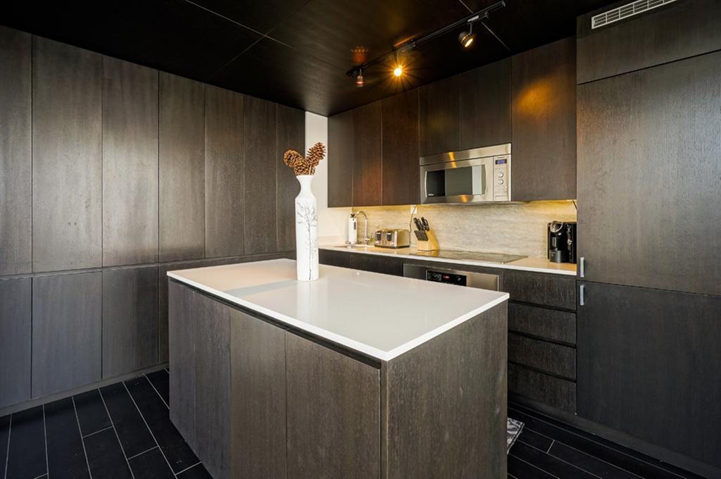 Hydewest - Capreol Luxury Furnished Penthouse Apartment