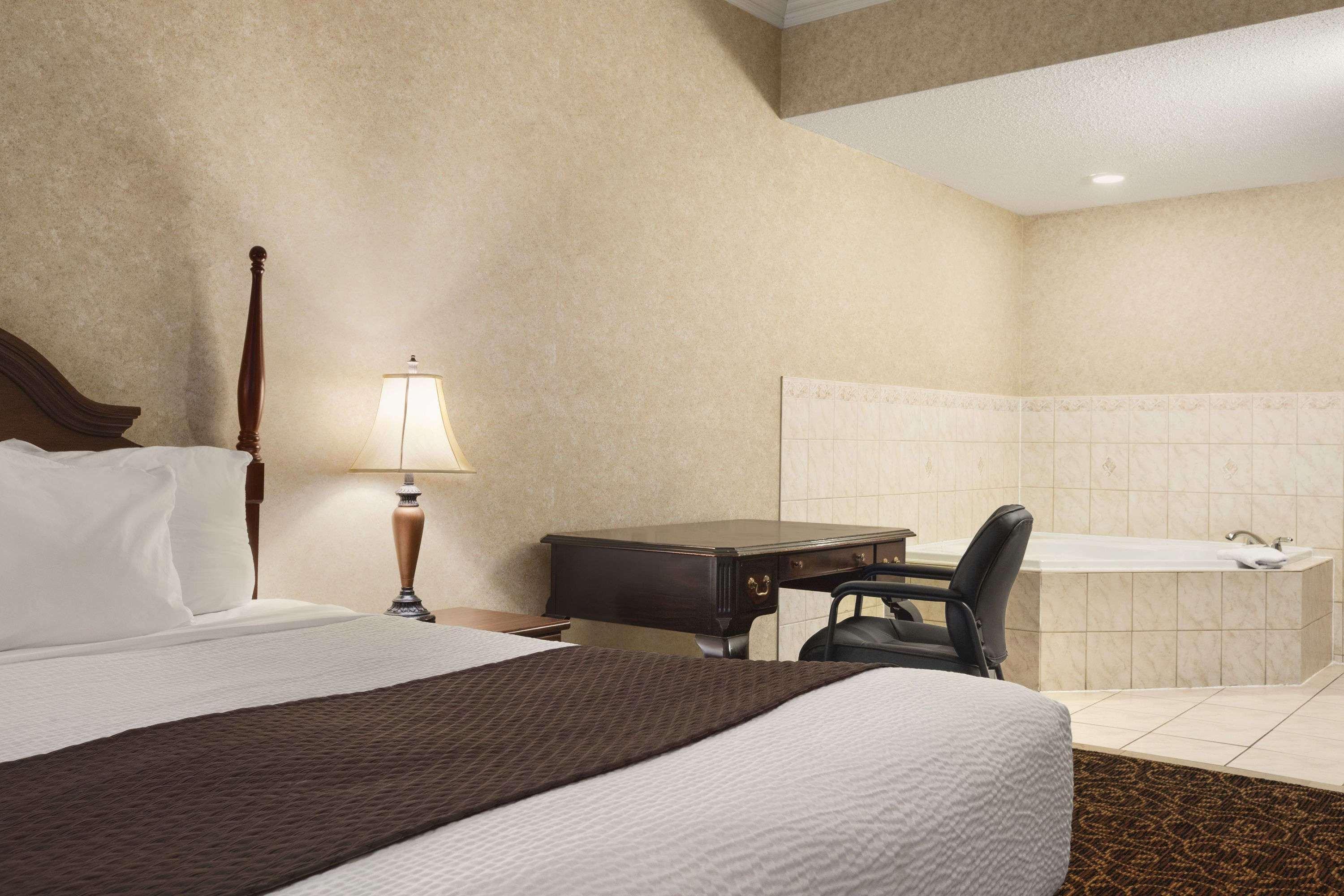 Hotel Days By Wyndham East Lakeview