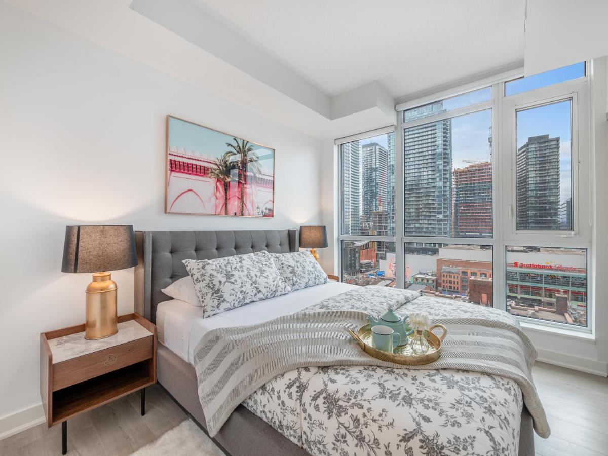 High-end 2 Bedroom - Entertainment District, Downtown - Skyline View & Balcony