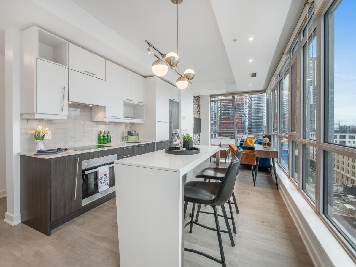 High-end 2 Bedroom - Entertainment District, Downtown - Skyline View & Balcony Apartment Toronto
