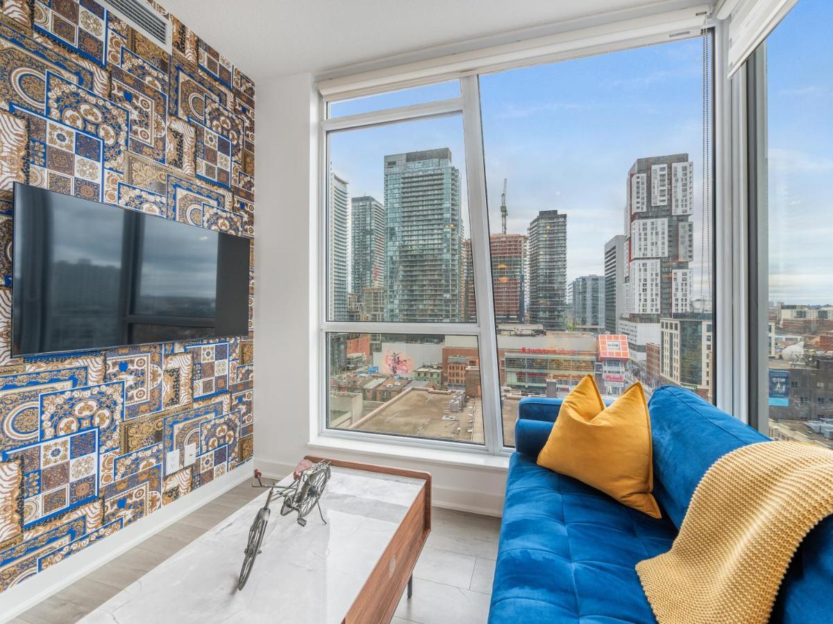 High-end 2 Bedroom - Entertainment District, Downtown - Skyline View & Balcony