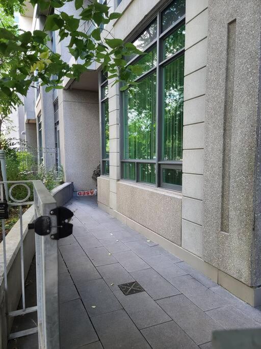 Apartment Luxury Lakefront Condo+free Parking+pool+gym+patio Toronto