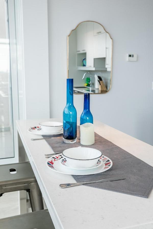 High-end 2 Bedroom - Entertainment District, Downtown - Skyline View & Balcony Toronto