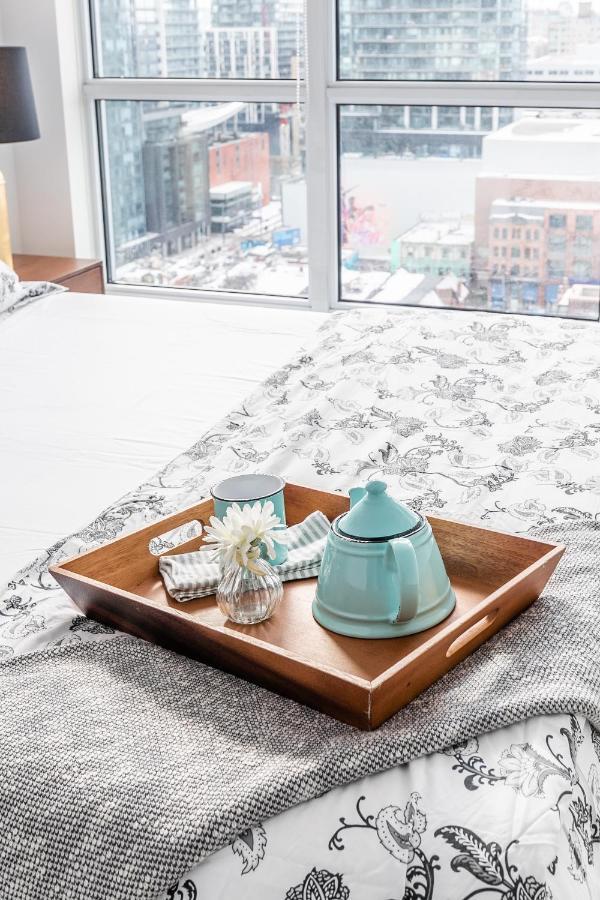 High-end 2 Bedroom - Entertainment District, Downtown - Skyline View & Balcony Apartment Toronto
